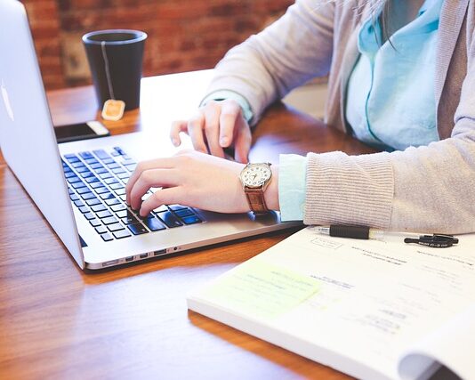 Czym się różni Internet od sieci extranet?