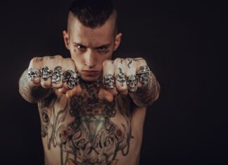 Czy można iść do Policji z tatuażem?